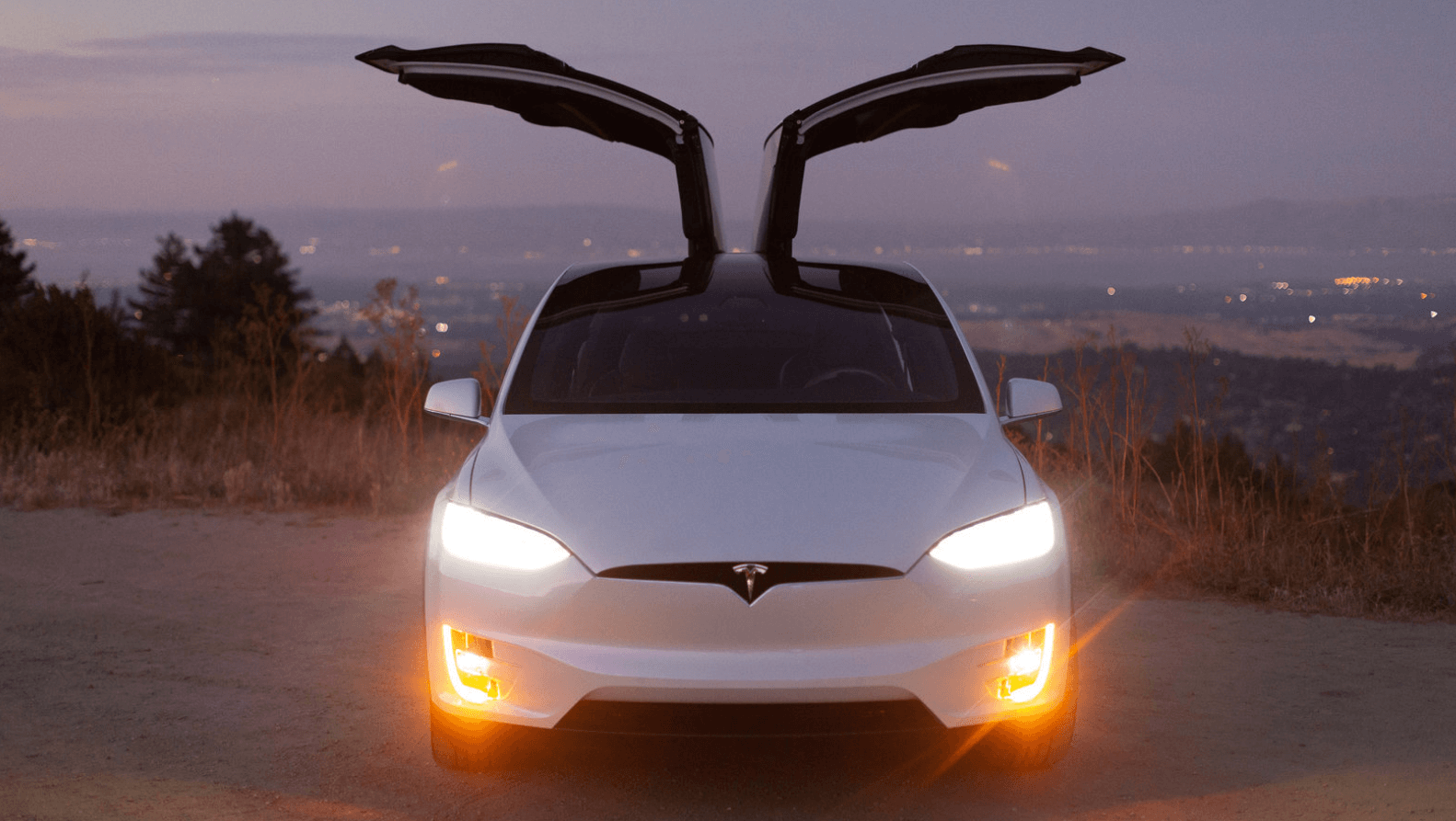 tesla model Y 2022 comes with a light show feature